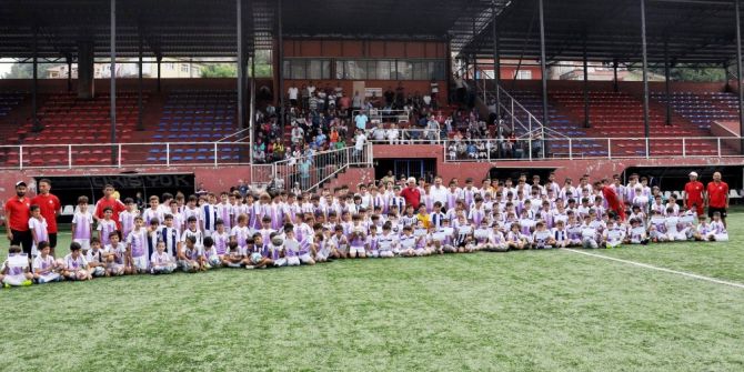 Yaz futbol okuluna gelen 240 genç yeteneğe sertifikalarını Başkan Uysal verdi