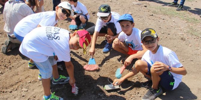 Minik arkeologlar antik kentte kazı yaptı