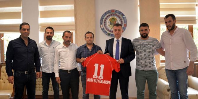 Bilecikspor’dan Vali Büyükakın’a 11 numaralı Bilecikspor forması