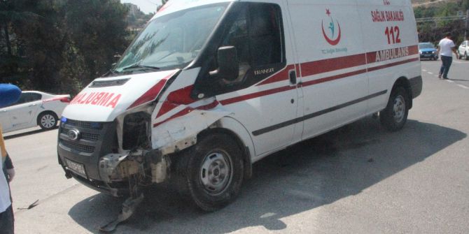 Vakaya giden ambulans kaza yaptı