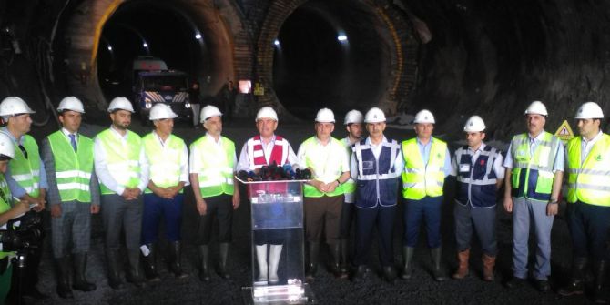 İstanbul Büyükşehir Belediye Başkanı Topbaş, kazı çalışmaları biten Mecidiyeköy- Mahmutbey metro tünelini hattını inceledi