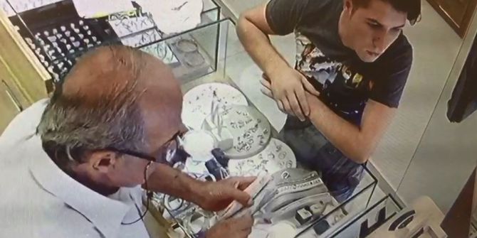 Kuyumcu dolandırıcısını Whatsapp grubu yakalattı