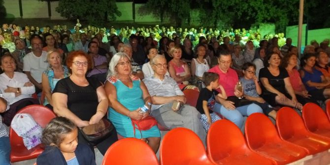 Burhaniyeli sanatçılardan türkü ve şarkı ziyafeti