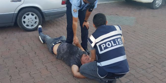 Alkol komasına giren adam ekipleri çileden çıkarttı