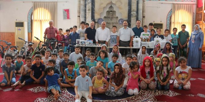 Başkan Tollu’dan Kur’an öğrenen çocuklara hediye