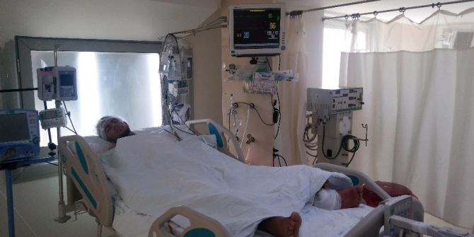 Göçük altından 2 buçuk saat sonra çıkarılan işçinin yaşam savaşı sürüyor