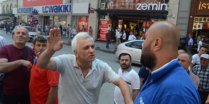 Binadan düşen taş parçaları korkuttu