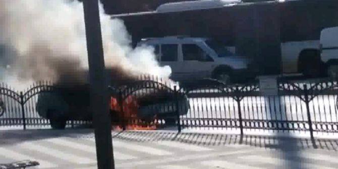 Kırmızı ışıkta bekleyen otomobil alev alev yandı