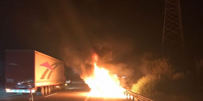 Seyir halindeyken yanan otomobil küle döndü