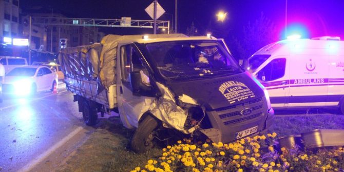 Kırmızı ışıkta duramayan kamyonet 2 otomobile çarptı: 1 yaralı