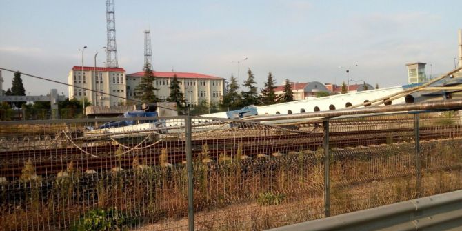 Sondaj makinesi hızlı tren yoluna devrildi