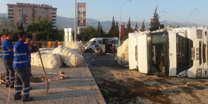 Virajı alamayan tır devrildi