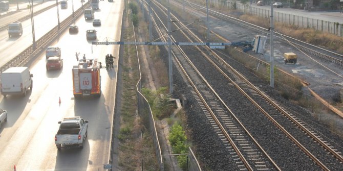 Sondaj makinesi tren yoluna devrildi, tüm seferler durdu