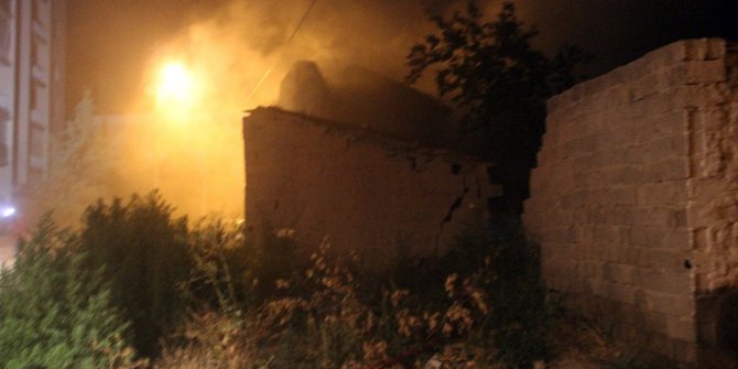 Duman kokusuna uyanan anne iki çocuğu ile ölümden döndü