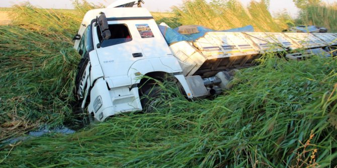 Sürücü uyudu tır kanala düştü: 1 yaralı