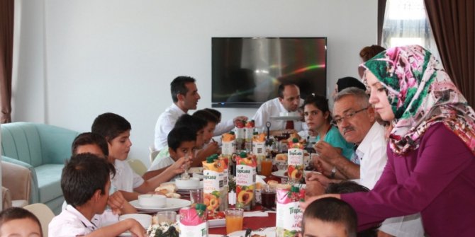 Vali Yardımcısı Yılmaz, çocukları sevindirdi