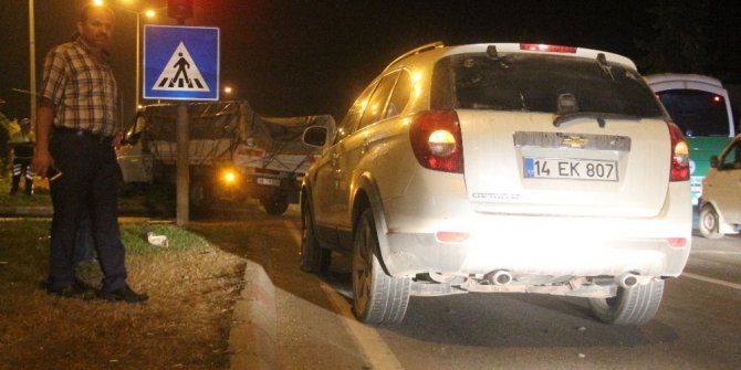 Kırmızı ışıkta duramayan kamyonet, iki otomobile çarptı