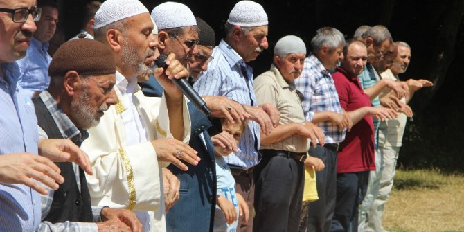 Bu köylüler 600 yıldır yağmur duasına çıkıyor