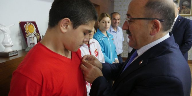 Başkan Gümrükçüoğlu şampiyon boksörleri altın ile ödüllendirdi