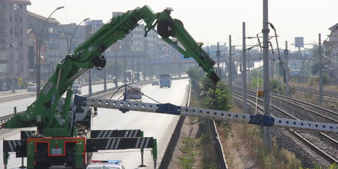 Tren yoluna devrilen sondaj makinesini kaldırma çalışmaları devam ediyor