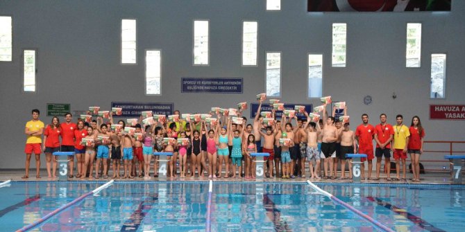 Yaz okulunda mezuniyet sevinci