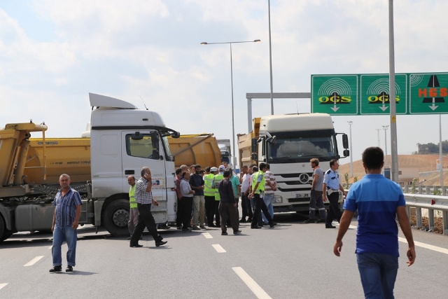 Kamyon Sürücüleri 3.Köprüyü Trafiğe Kapattı
