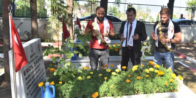 Güreşler öncesi halk başpehlivanlara altın taktı