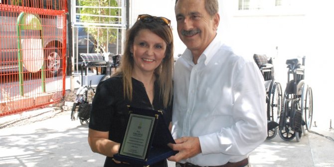 Mavi kapak toplayarak engellilerin eli ayağı oldular