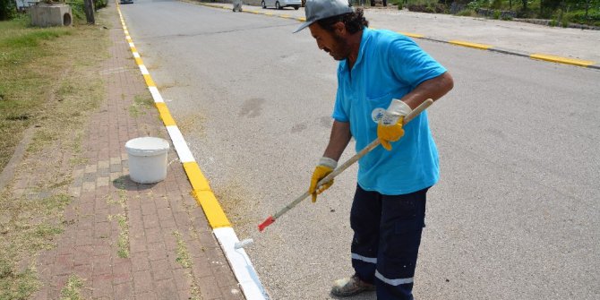 Kartepe’de kaldırım taşları boyanıyor