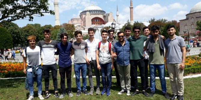Akademi Lise öğrencilerinden İstanbul çıkartması