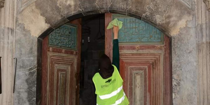 Seyitgazi Belediyesi tarihi yerlerde temizlik başlattı