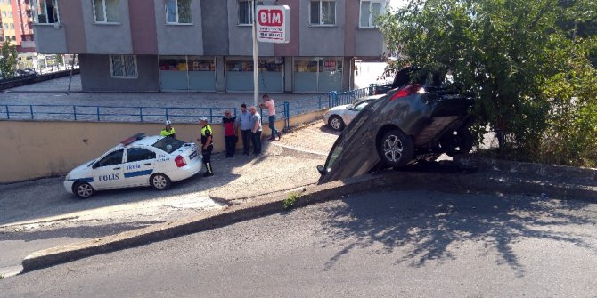 El freni boşalan otomobil duvardan aşağı uçtu