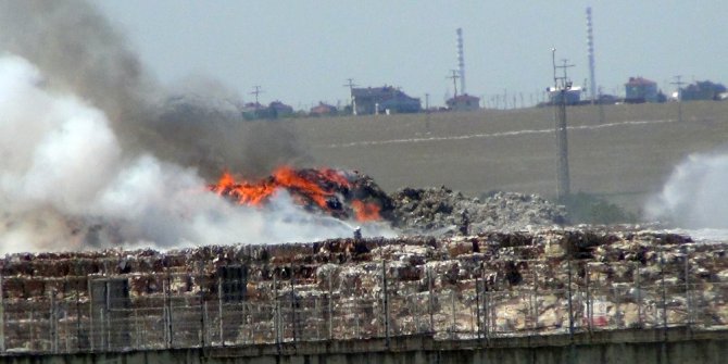 Fabrika deposunda yangın