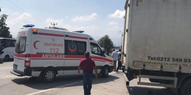 Sakarya’da motosiklet, tırın altında kaldı: 1 yaralı
