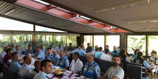 Seyyar pazarcılar ile zabıtalar kahvaltıda buluştu