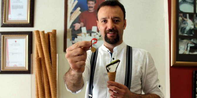 Kayserili dondurmacı altın dağıtıyor