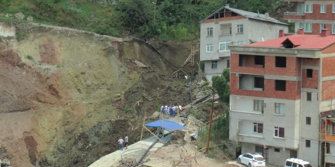 Giresun’da bir inşaatın temelinin kazılması sırasında toprak kayması meydana geldi