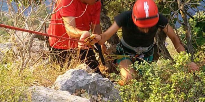 Fethiye’de uçurumda mahsur kalan tatilci kurtarıldı