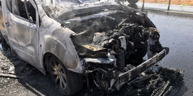 Motor bölümünde çıkan yangın aracı küle çevirdi