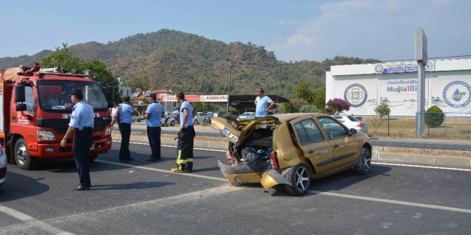Yoldan çıkan otomobil galerideki araçlara çarptı; 1 yaralı