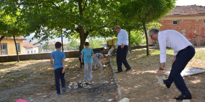 Başkan miniklerle çöp topladı