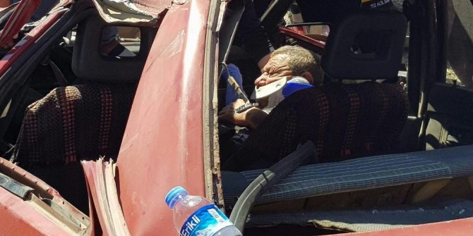 Sıkışan sürücüyü vatandaşlar kurtardı