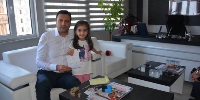 Kumbarasında biriktirdiği parasını Kızılay’a bağışladı