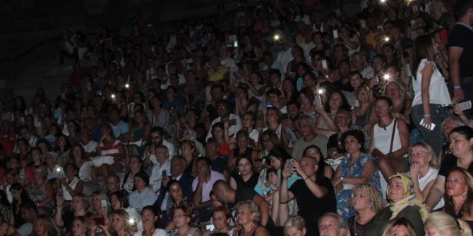 Sibel Can hayranları cep telefonlarını elinden düşürmedi