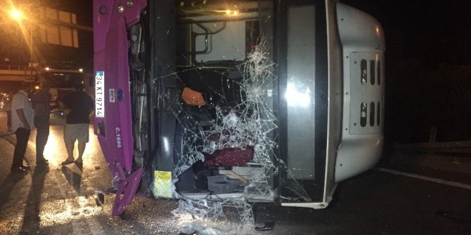 Virajı alamayan  İETT otobüsü yola savruldu