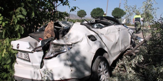 Hurdaya dönen otomobilden sağ çıktılar