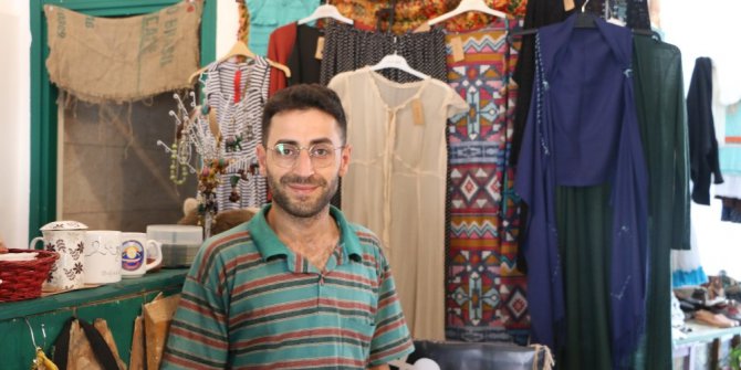 İkinci el elbiselerle sanata destek oluyorlar