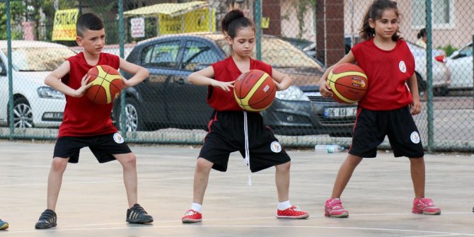 Bin 6 çocuk basketbol eğitimi alıyor