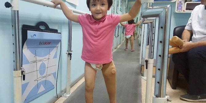 Minik Özge yeni protezine kavuştu