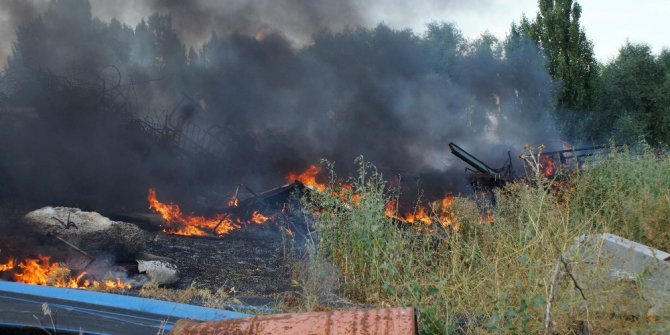 Ankara’da belediyenin hurda deposu yandı